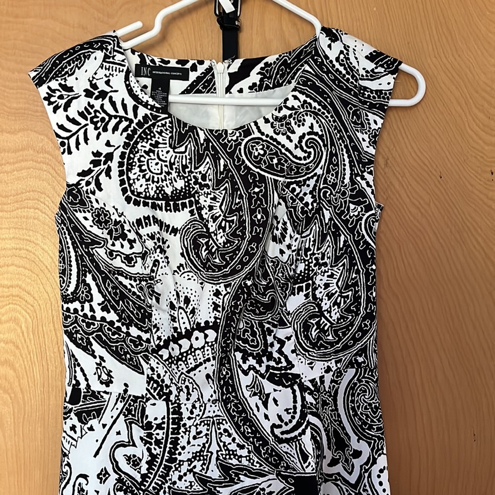 Great anytime dress. Classic black and white. Slim belt included (optional)